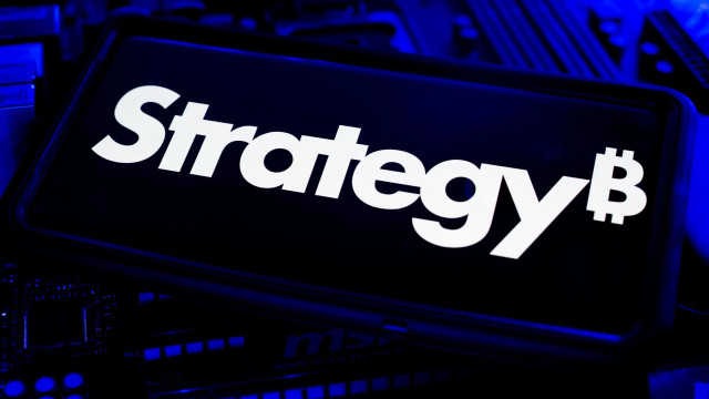 Strategy (MSTR) Stock: Michael Saylor Signals Return to Bitcoin Accumulation