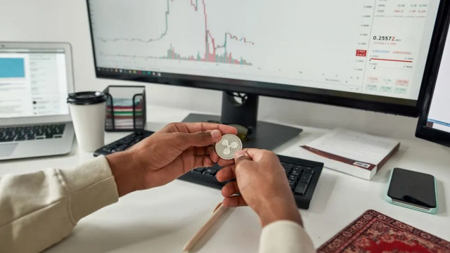 XRP on a Knife-Edge: Bearish Divergence Emerges Despite Price Making Higher Highs