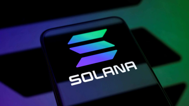 Solana (SOL) Consolidates at $70: Critical Breakout Levels Traders Are Watching