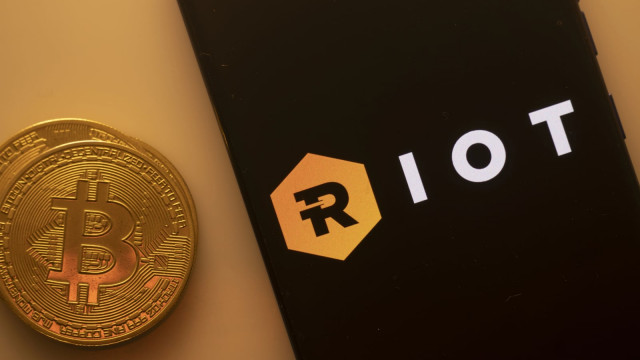 AI Over Bitcoin: Mining Giant Riot Cashes Out 4,300 BTC for Data Center Buildout