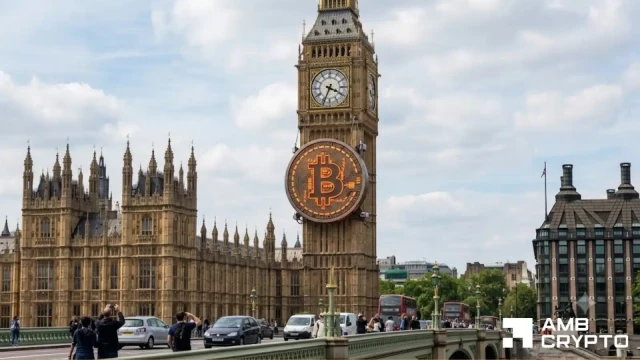 Bitcoin at a crossroads! Short-term holders cash out as capital quietly flows in