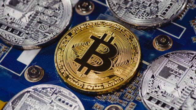 Bitcoin to $400,000? Logarithmic Regression Lines Predict Unexpected Future